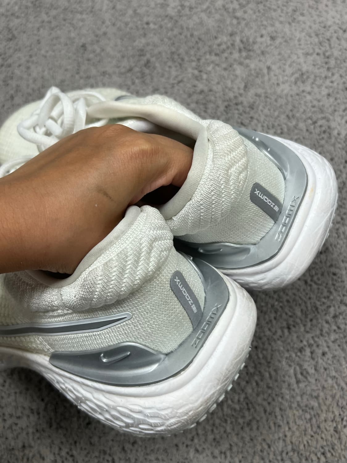 (260) 나이키 줌X 인빈시블 런 플라이니트 2 화이트 메탈릭 실버 상품이미지3