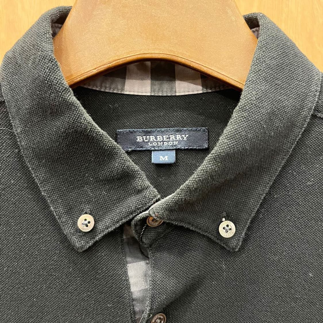 버버리 런던 코튼 카라 티셔츠 로고 자수 버튼 클로징 디테일 블랙 상품이미지7