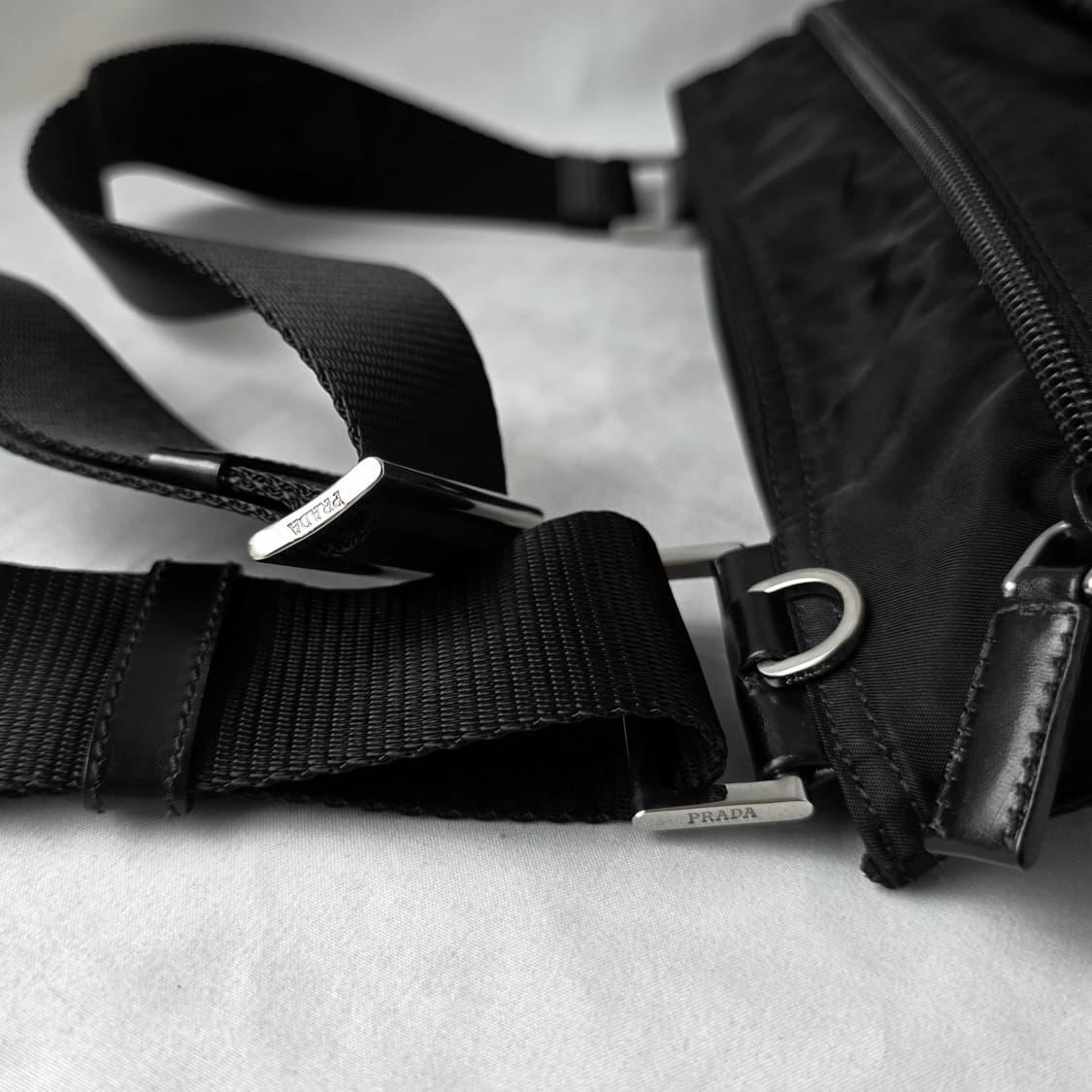 [정품 PRADA] 프라다 폴딩 투지퍼 포코노 나일론 크로스백 남녀공용 상품이미지5