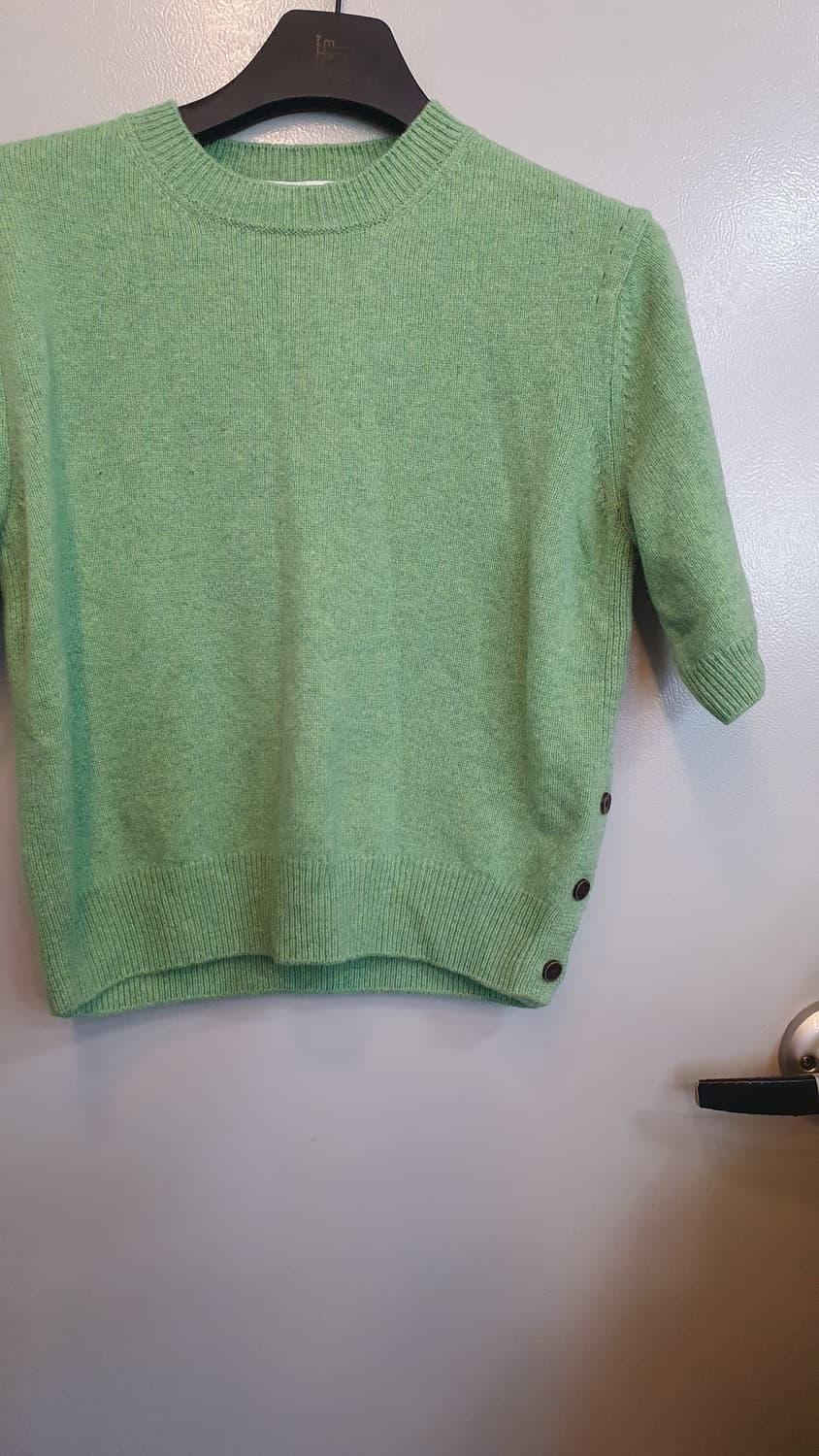 그로브 반팔 니트 그린색상입니다. 옆에 단추 디테일이 있어서 더 귀여워요 상품이미지3