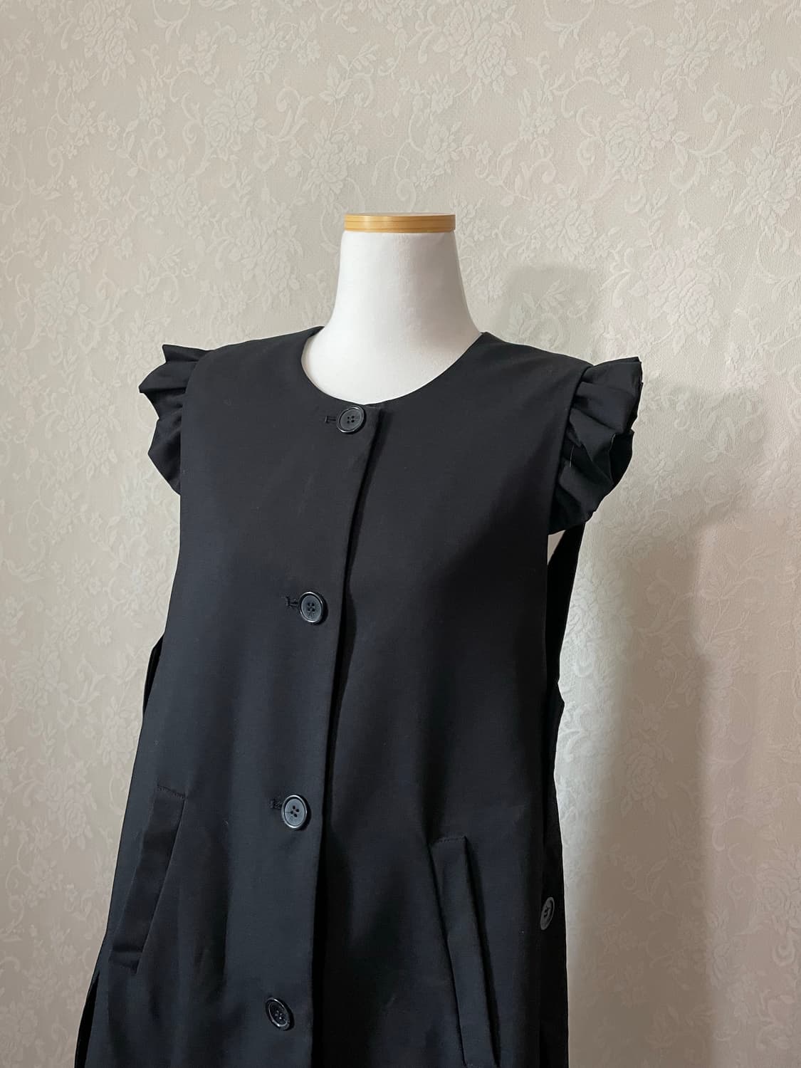 미니멀 블랙 프릴 베스트 탑 상품이미지4