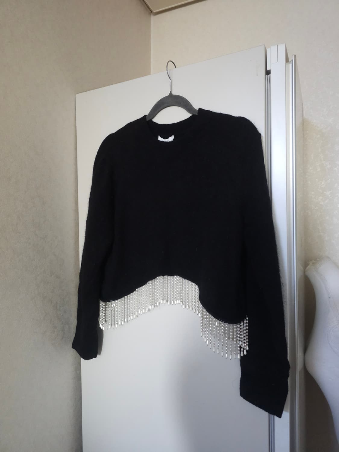 새상품)앤아더스토리즈 알파카 크롭 니트  진주 장식 상품이미지1