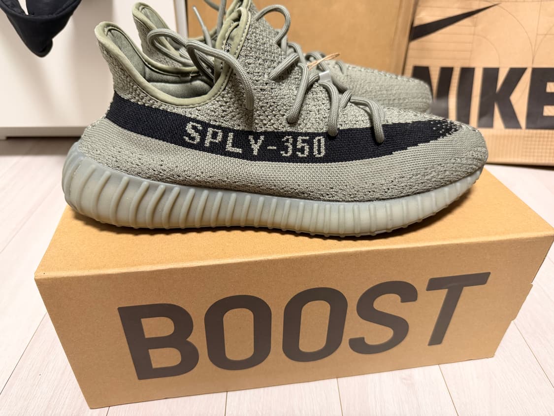 아디다스 이지 부스트 350 V2 그래닛 코어 블랙 상품이미지1