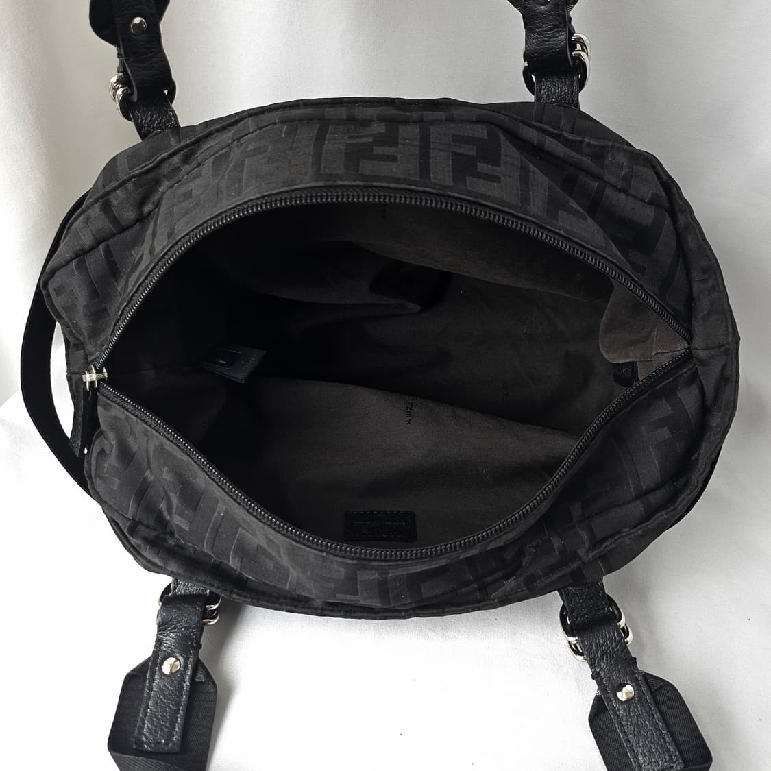 [정품 FENDI] 펜디 블랙 주카 토트백 상품이미지5