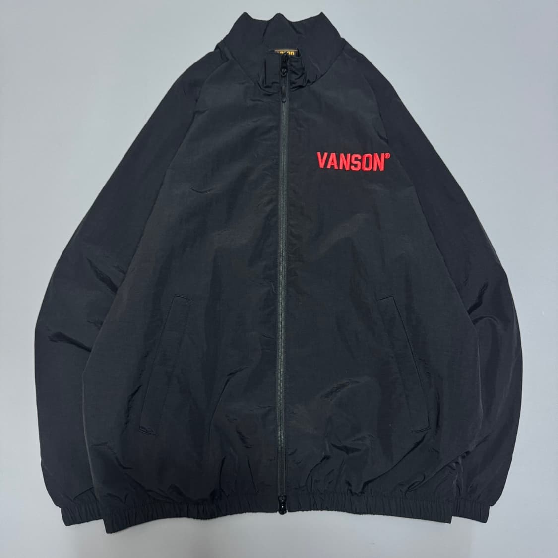 밴슨(VANSON) 블랙 양면 자수 로고 프린팅 플라잉스타 윈드브레이커 상품이미지8