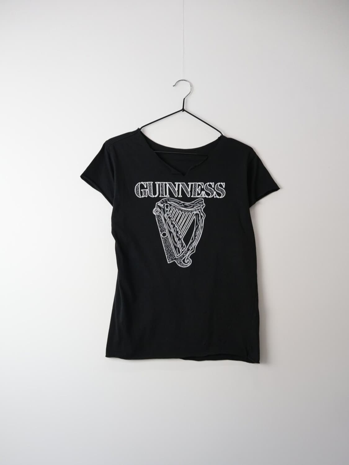 GUINNESSNotched V-neck T-shirts 상품이미지3