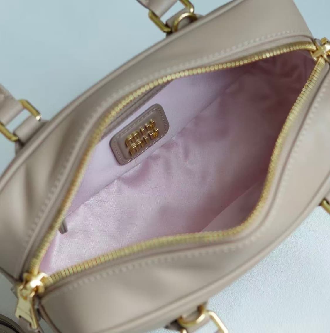 미우 미우 아르카디 레더 미니백 초크 화이트 상품이미지5