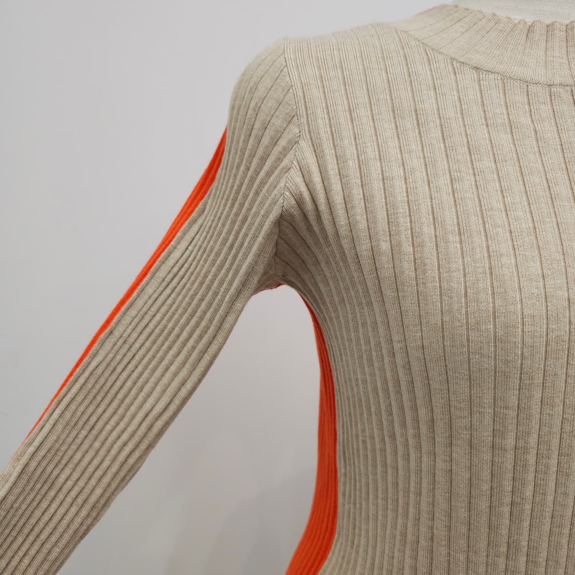 베이지 오렌지 배색 슬림핏 골지 니트 상품이미지6
