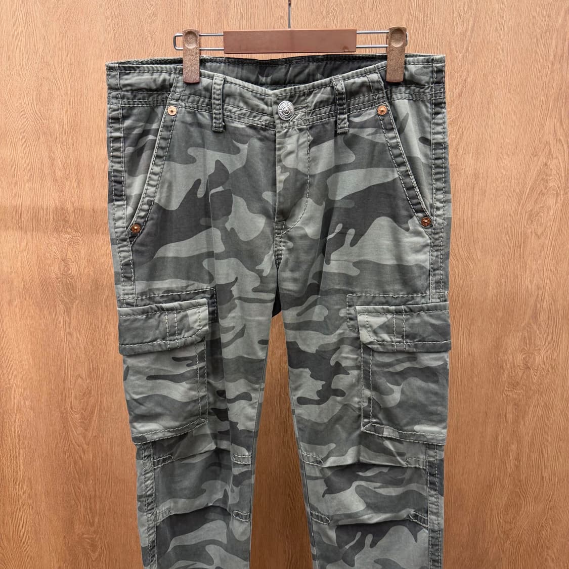 트루릴리젼 카고 팬츠 카모플라쥬 패턴 플랩 포켓 디테일 스트레이트핏 카키 상품이미지4