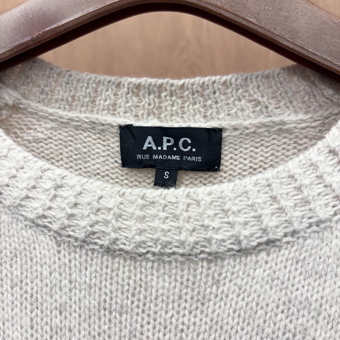 아페쎄 미니멀 라운드넥 긴팔 니트 레글런 슬리브 립 짜임 디테일 아이보리 상품이미지6