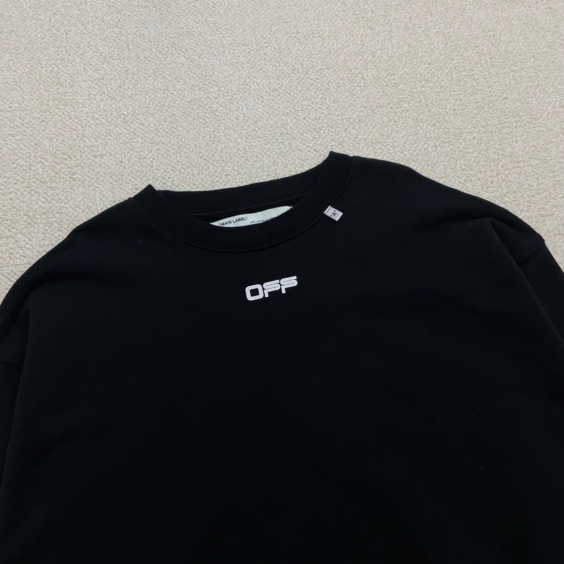 오프화이트 웨이비라인 크루넥 맨투맨 블랙 상품이미지3