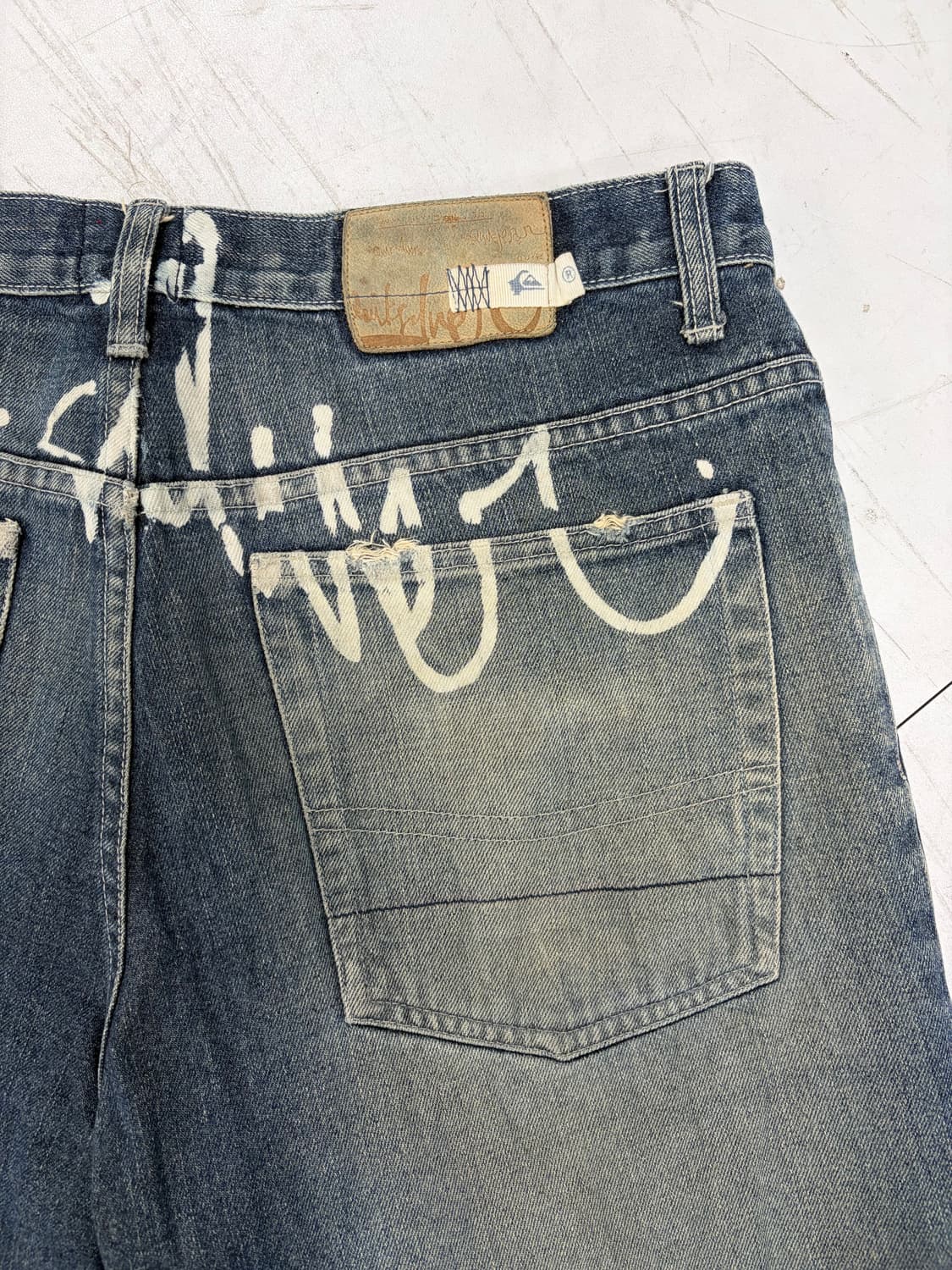 a225) 34 퀵실버 레터링 데님팬츠 상품이미지6