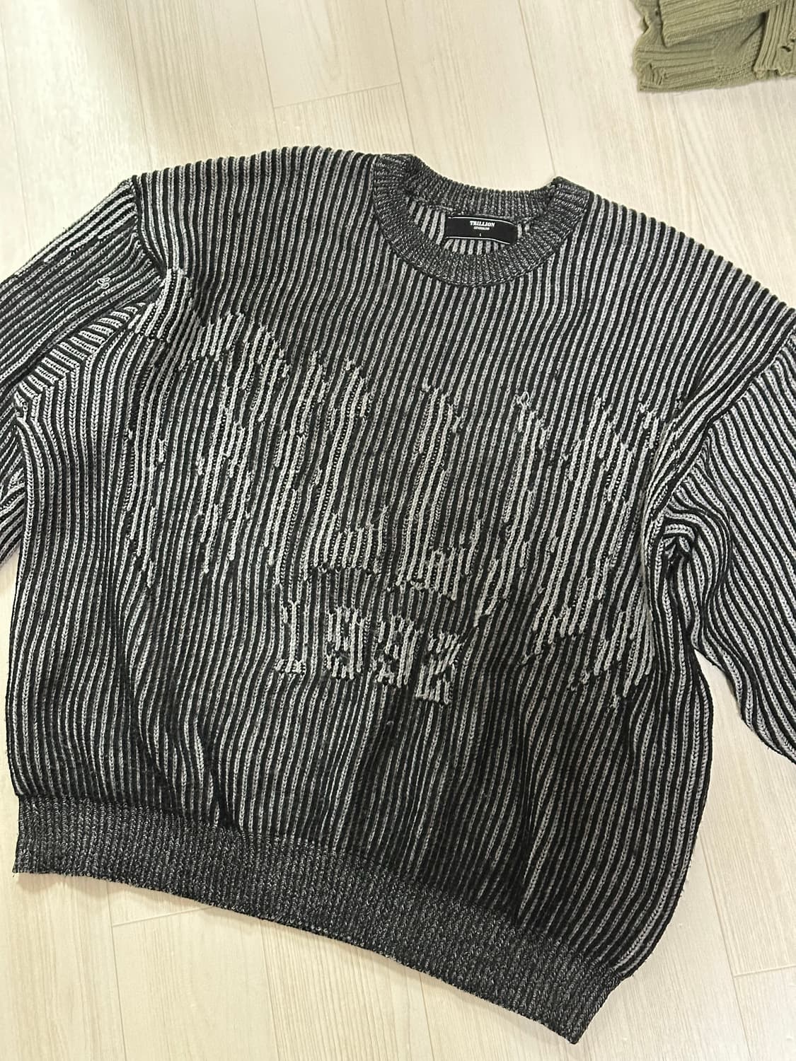 워셔블 투 톤 크루넥 그래픽 니트 (BLACK) 상품이미지2