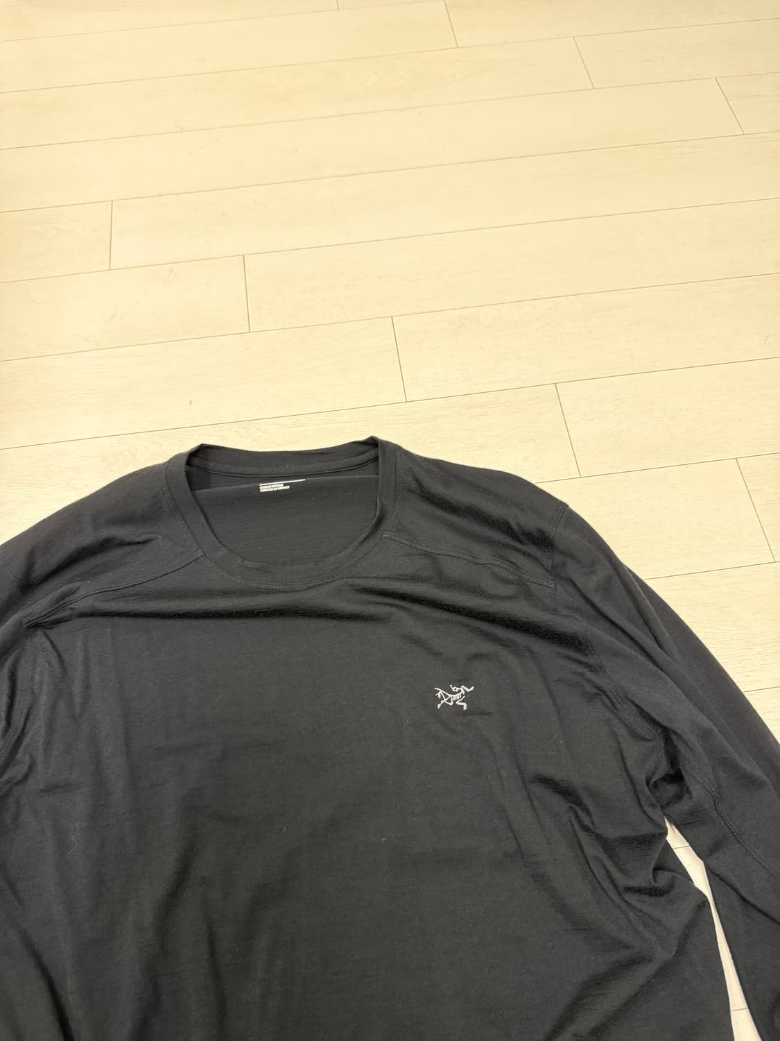 아크테릭스 이오니아 LS 긴팔 블랙 XL 판매합니다. 깔끔한 블랙 색상이 상품이미지2