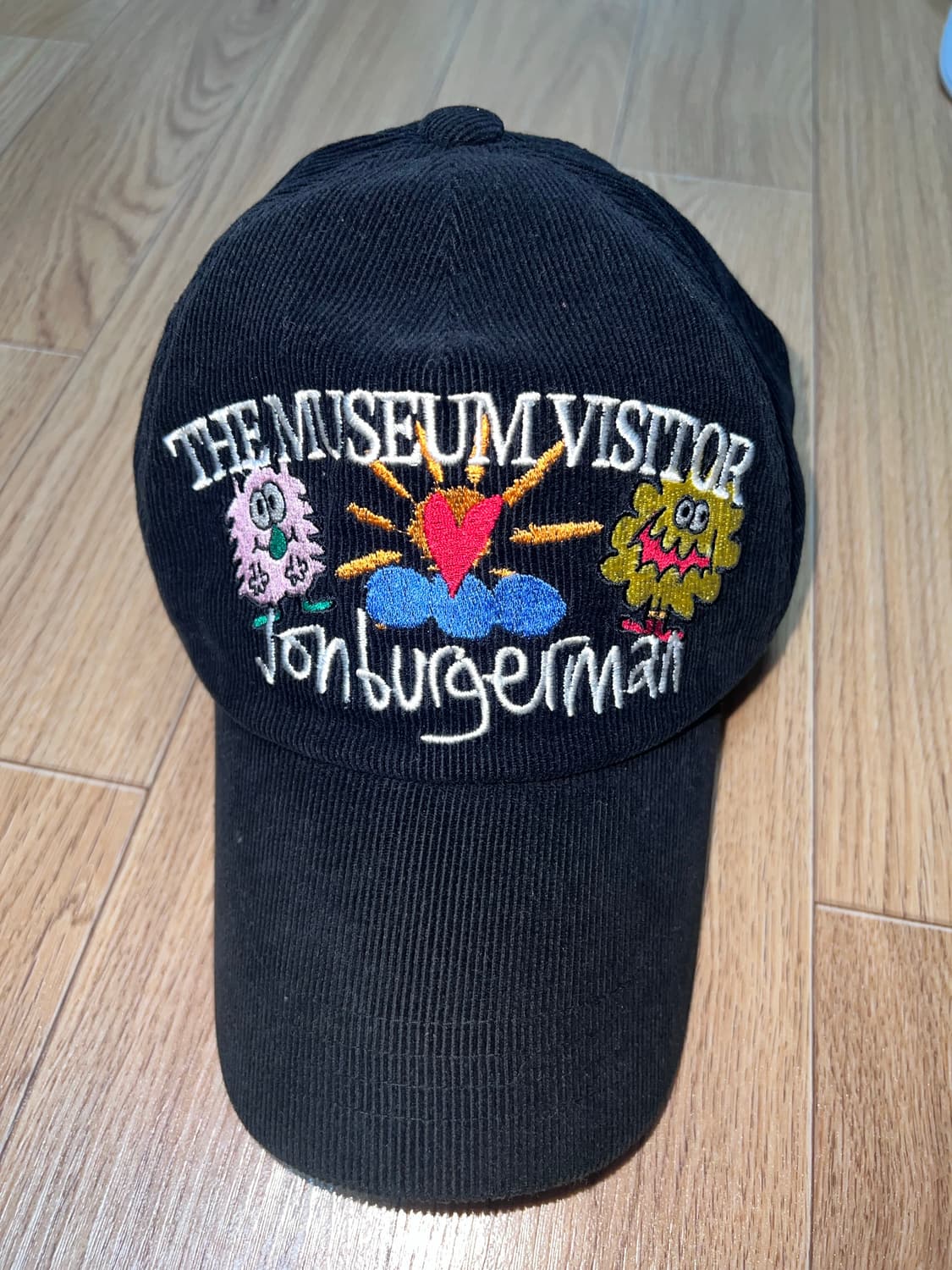더뮤지엄비지터 x 존 버거맨 핑키 윙키 & 찰리 볼캡 블랙 상품이미지2