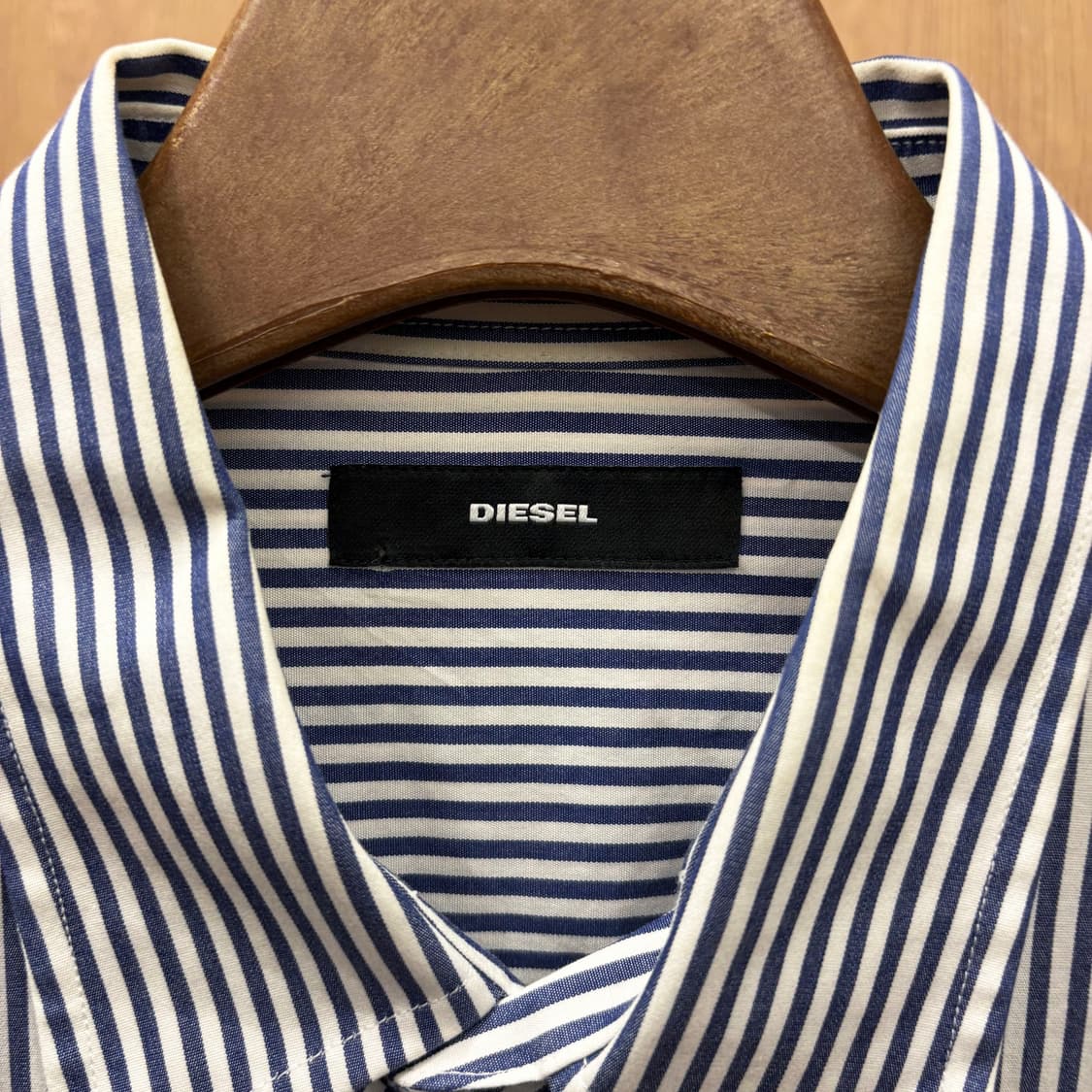 디젤 코튼 긴팔 셔츠 스트라이프 패턴 레드 로고 테이프 자수 디테일 블루 상품이미지8