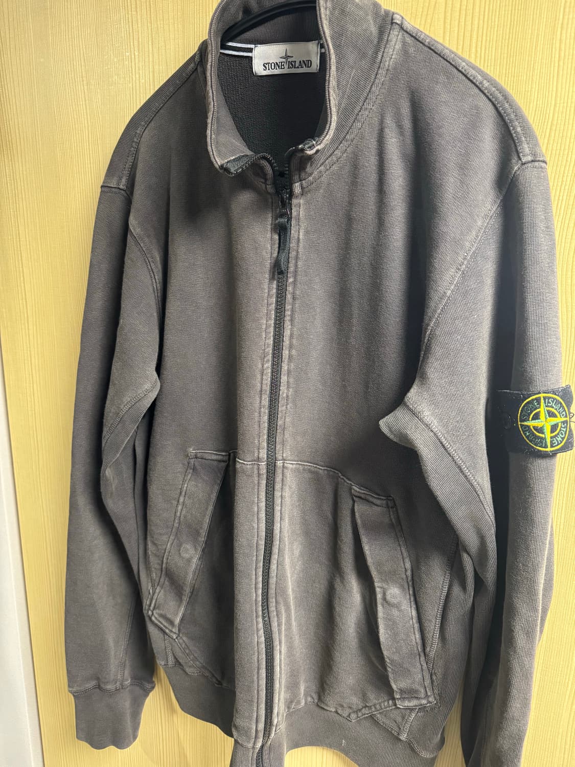 [L] 스톤아일랜드 레귤러 핏 워싱 집업 자켓 차콜 상품이미지2