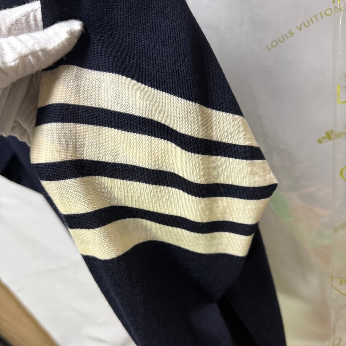 [4사이즈] 톰브라운 클래식 메리노 울 사선 가디건 네이비 상품이미지4