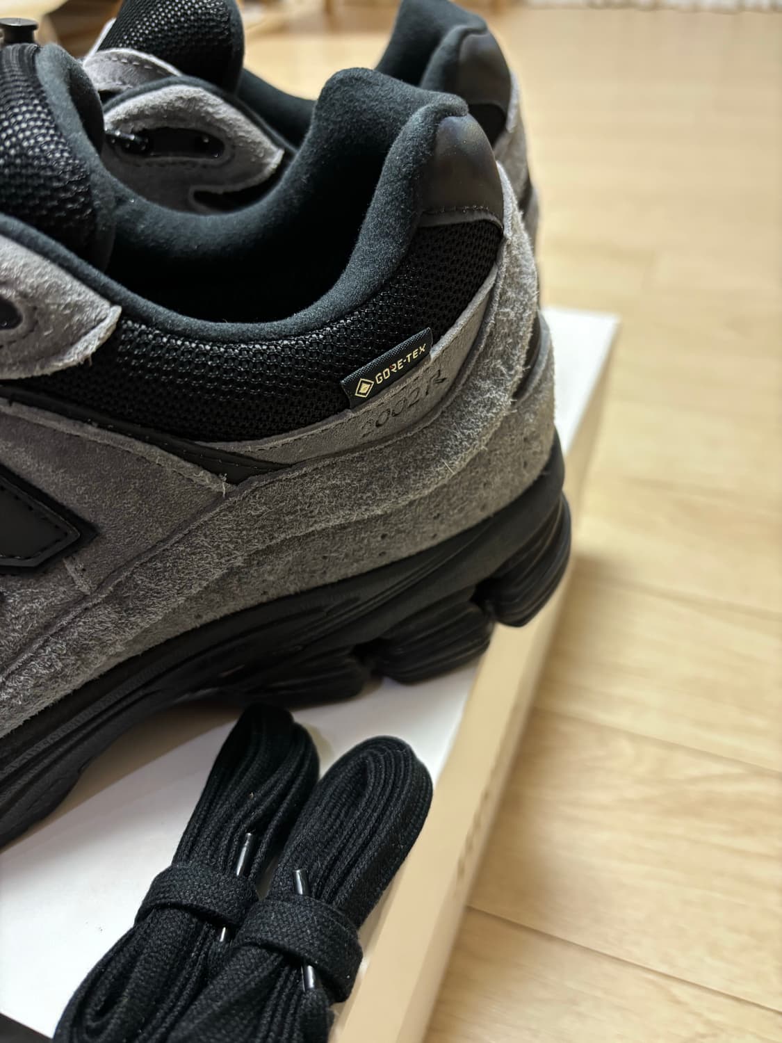 뉴발란스 x JJJJound 2002R 고어텍스 챠콜 290 상품이미지3