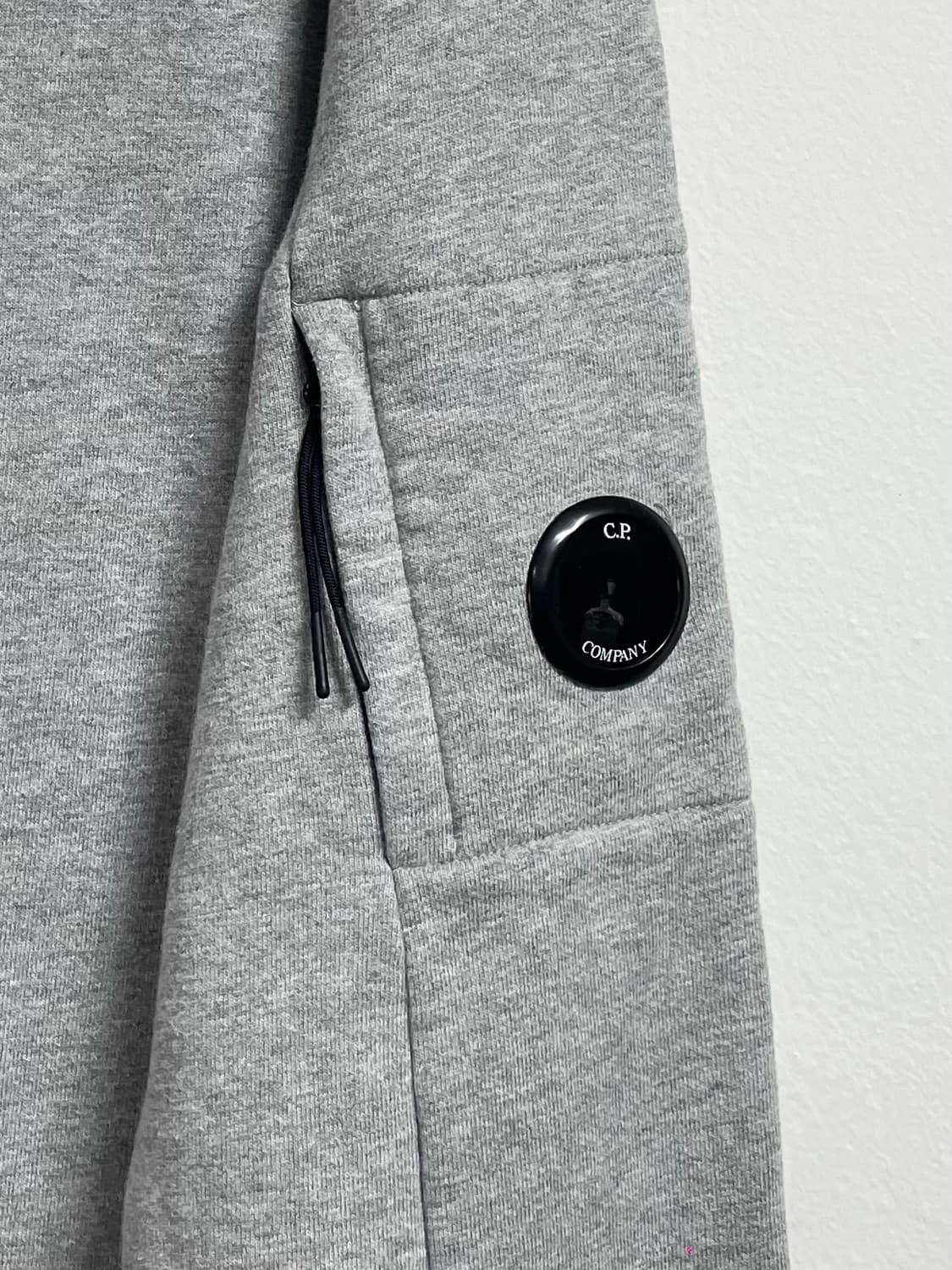 CP컴퍼니 그레이 렌즈 맨투맨 (on.165)   상품이미지3