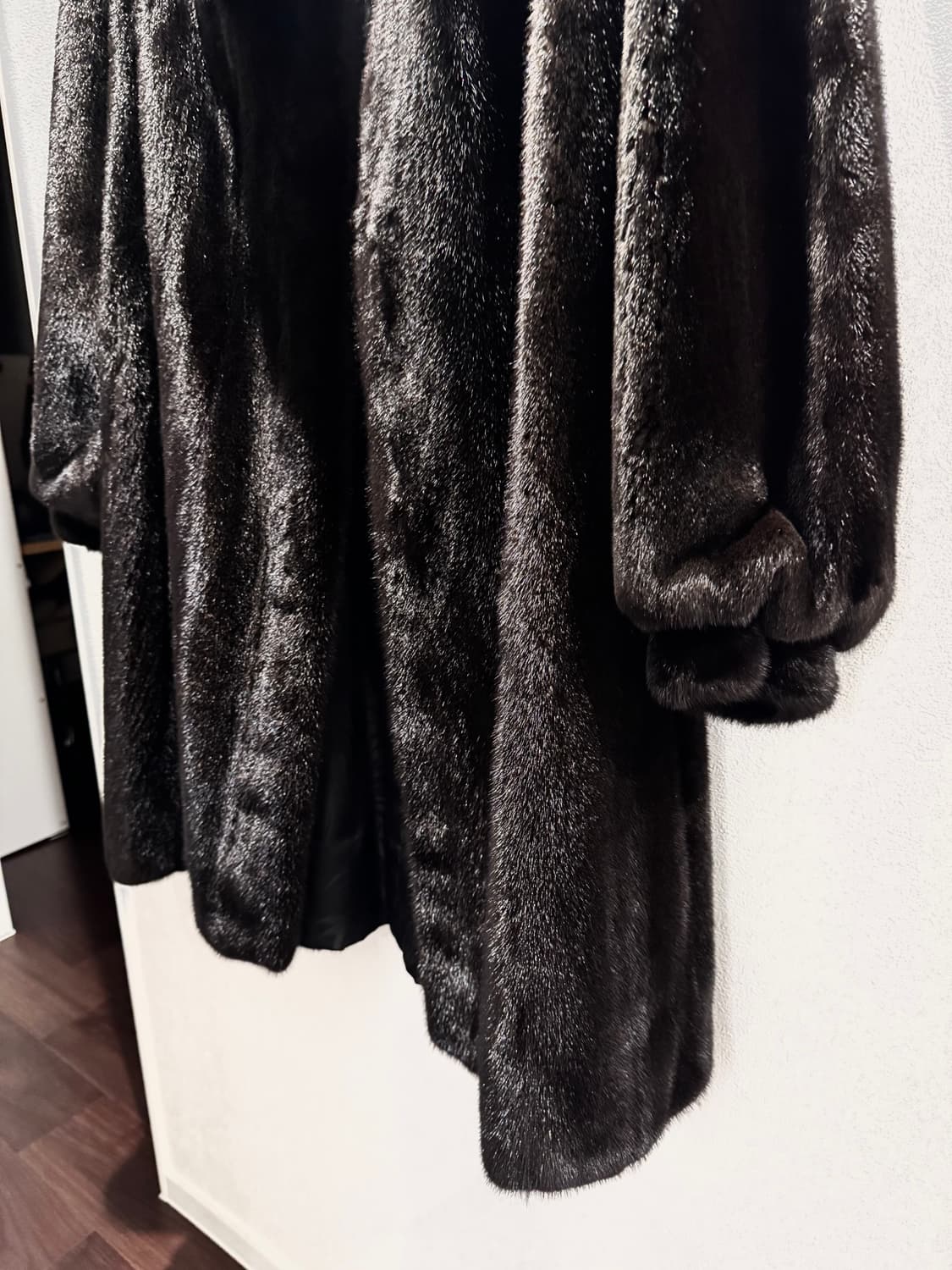 대동모피 블랙그라마 롱 밍크 코트 상품이미지3