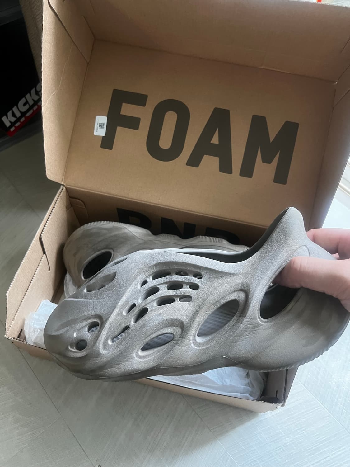 9) YEEZY 폼 러너 스톤 세이지 상품이미지1