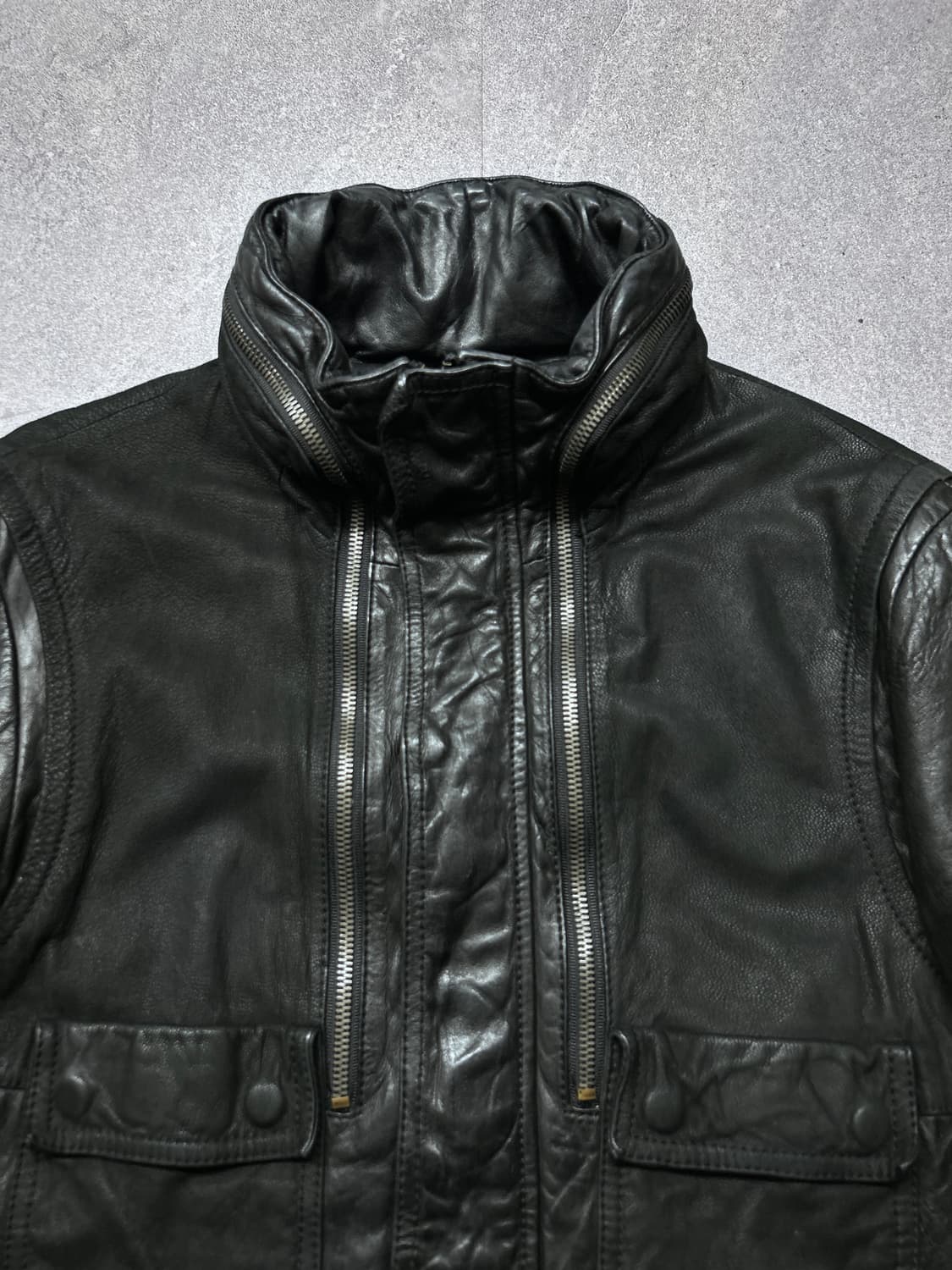 솔리드 옴므 하이브리드 지퍼 넥 레더 자켓 상품이미지4