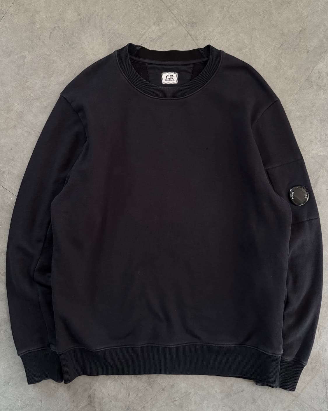 C.P company CP 씨피컴퍼니 렌즈 와펜 네이비 맨투맨  상품이미지1