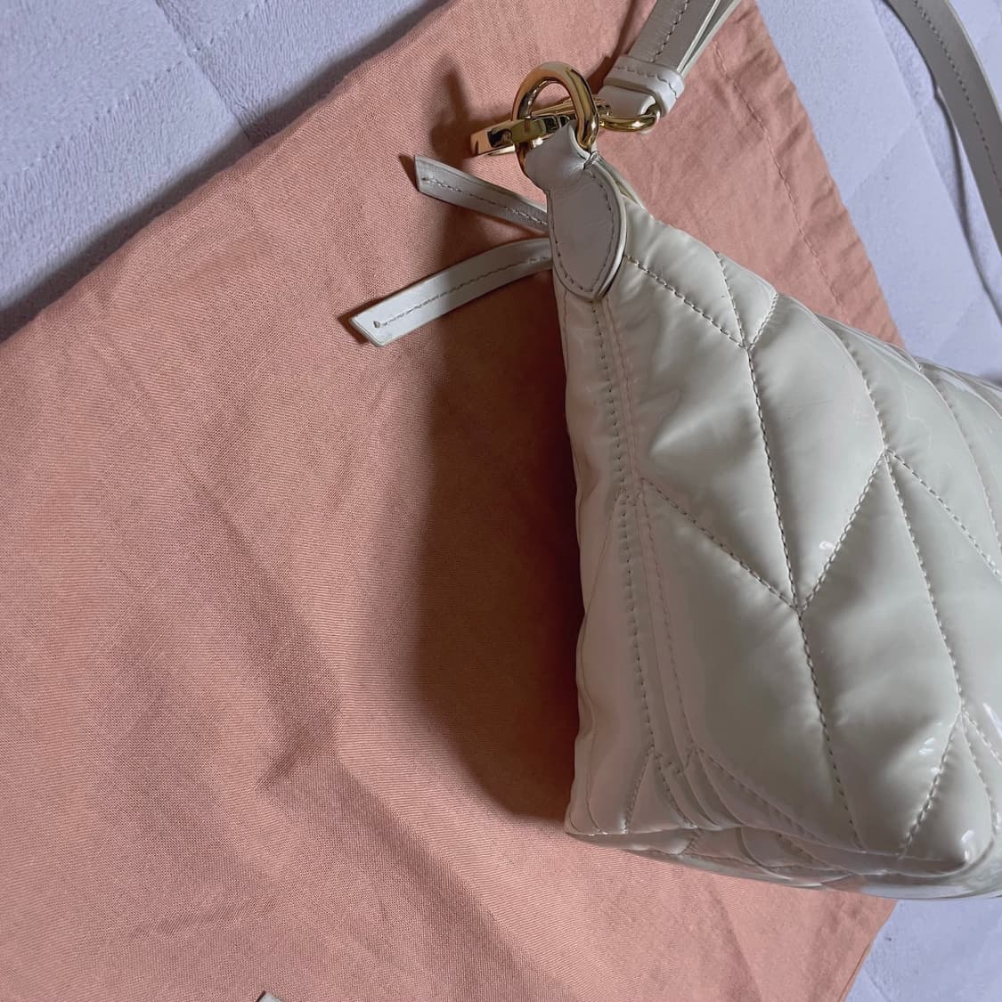 (정품)미우미우 스피릿 마테라쎄 시레 미니백 화이트 가방 상품이미지3