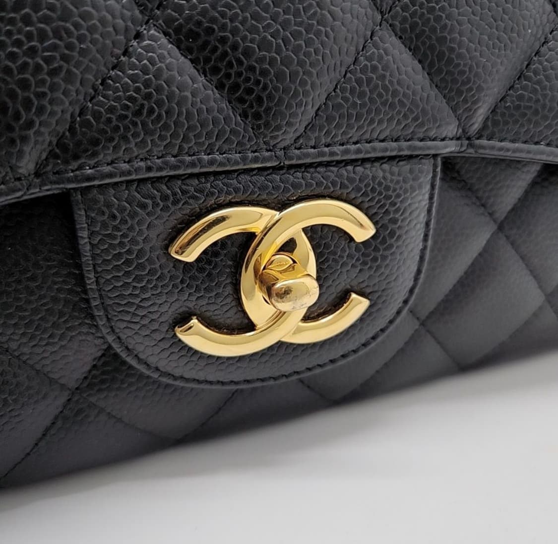 샤넬 클래식 플랩 맥시 캐비어 금장 15번대/ 정품 / 전체 클리 상품이미지3
