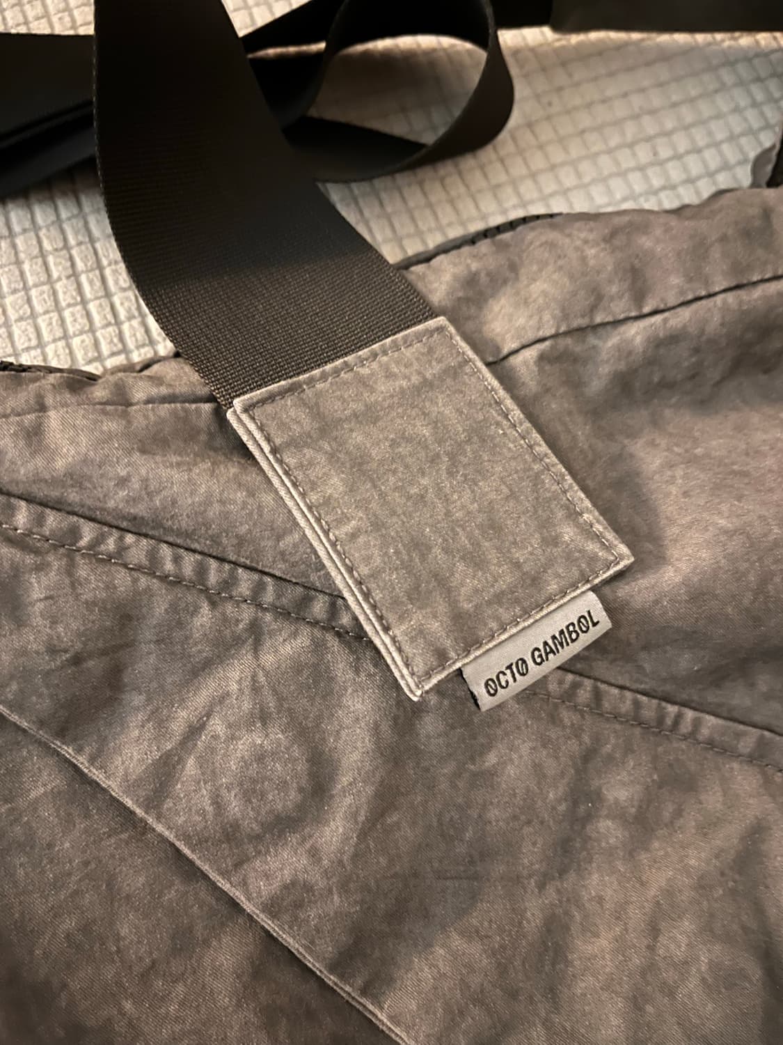 Octo Gambol 챠콜 크로스백 해 상품이미지2