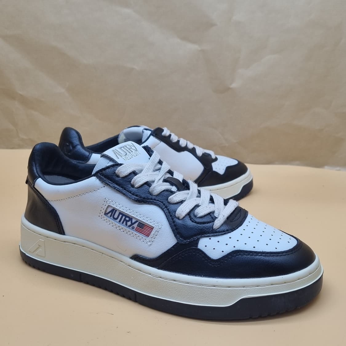 오트리 메달리스트 로우 레더 범고래 운동화250  상품이미지1