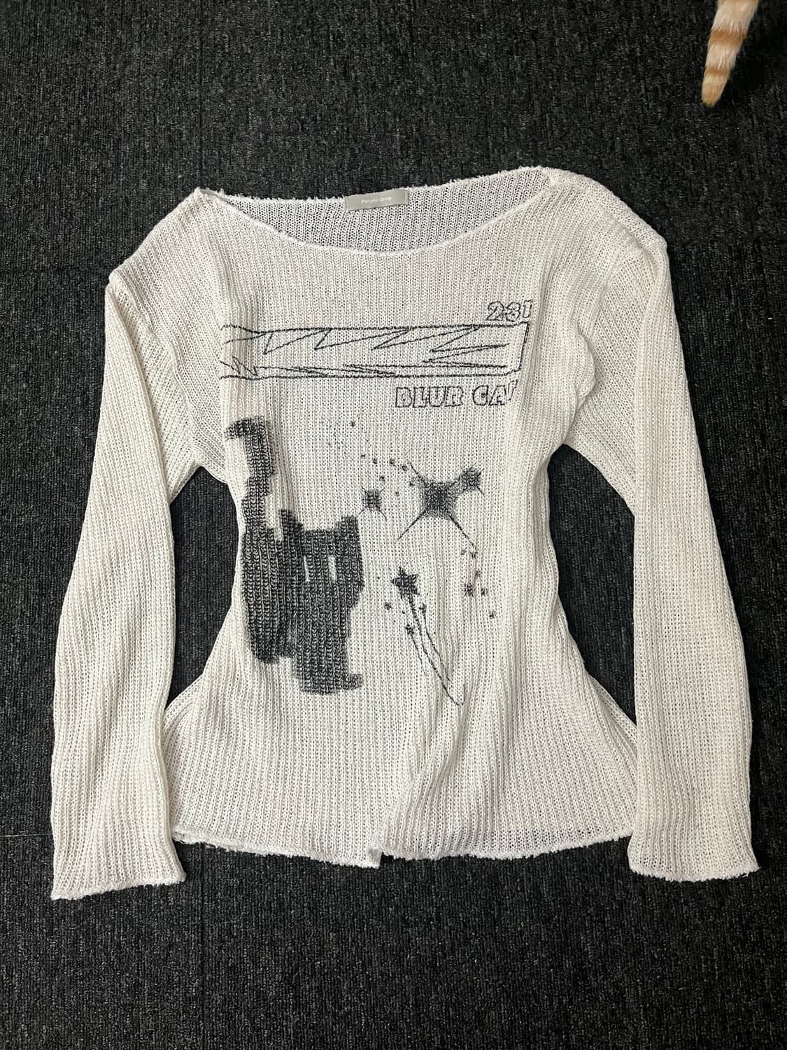 고양이 프린팅 루즈핏 오프숄더 니트 상품이미지1