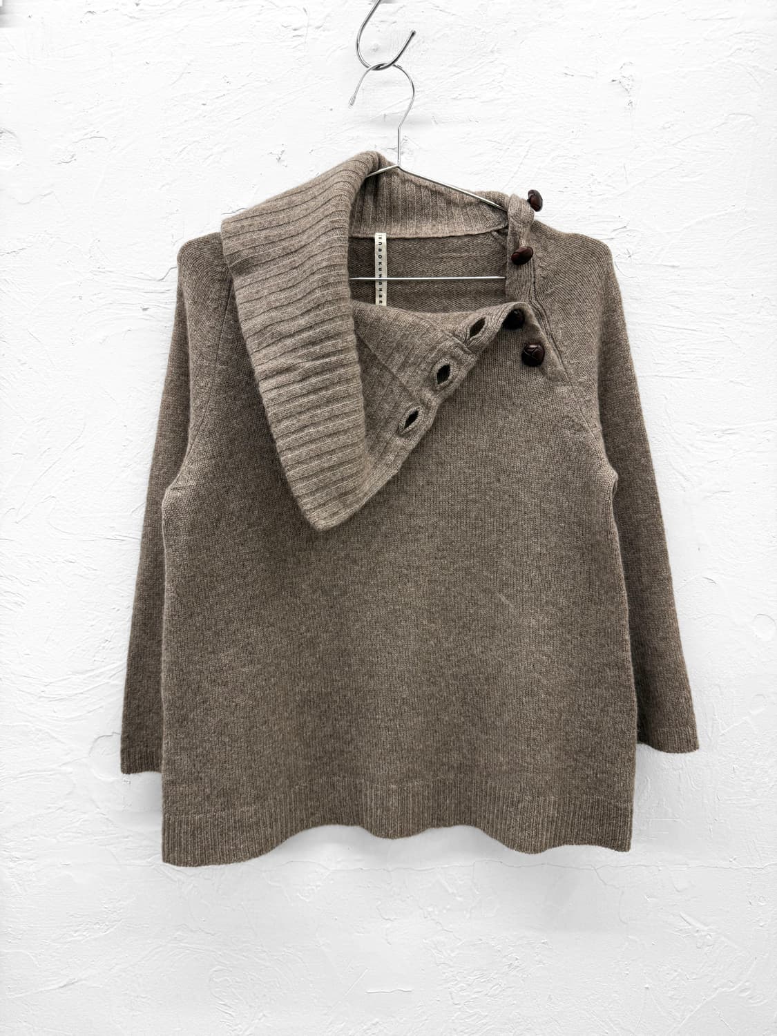 sunao kuwahara 버튼 넥 니트 상품이미지1