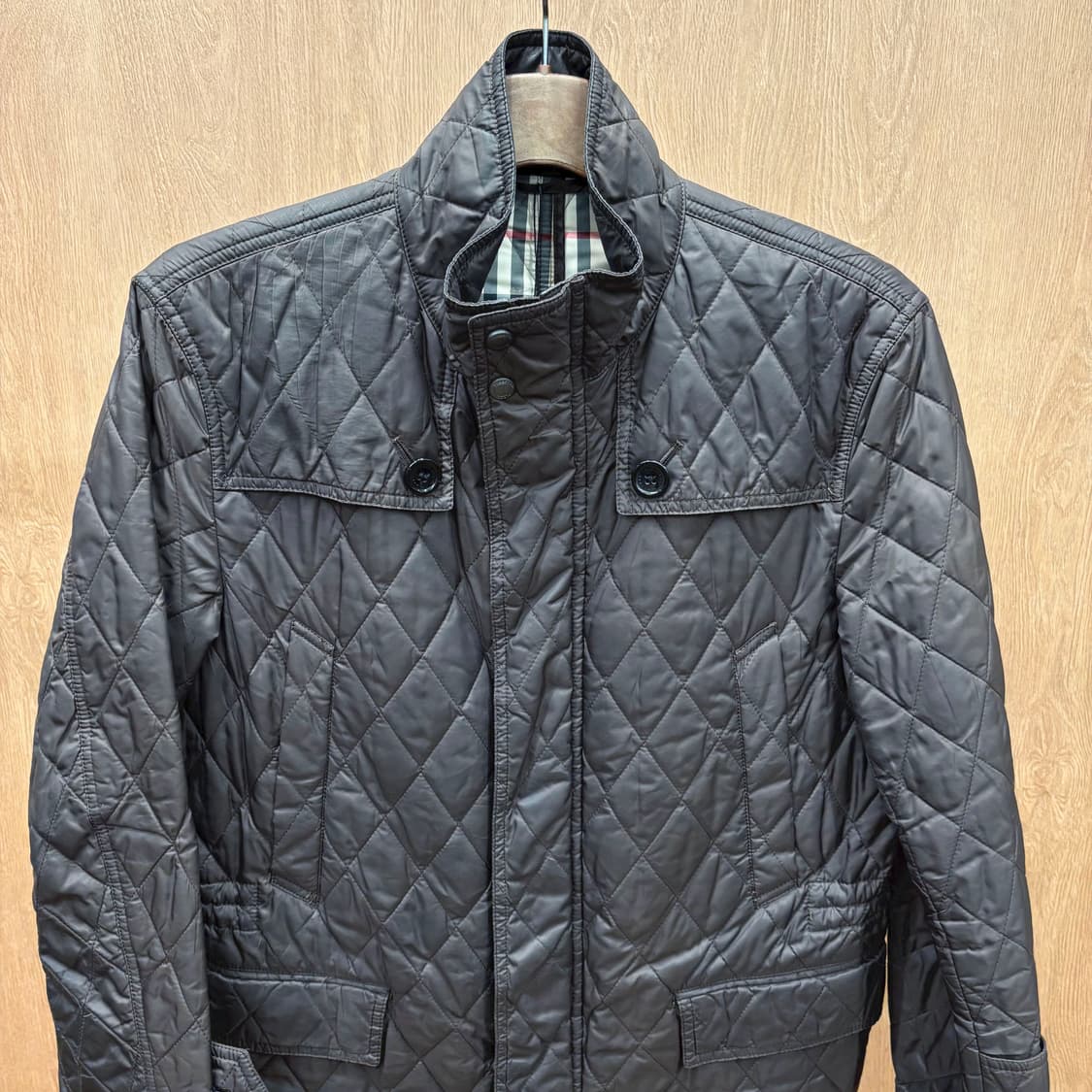 버버리 런던 스탠드넥 퀄팅 자켓 다이아 패턴 누빔 디테일 레귤러핏 브라운 상품이미지4