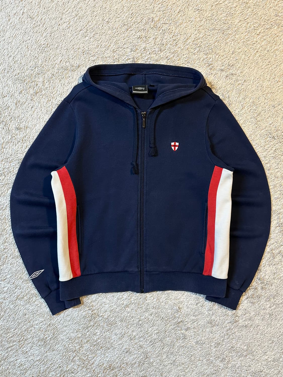 희귀) 엄브로 잉글랜드 올드스쿨 백로고 배색 후드집업 네이비 상품이미지1