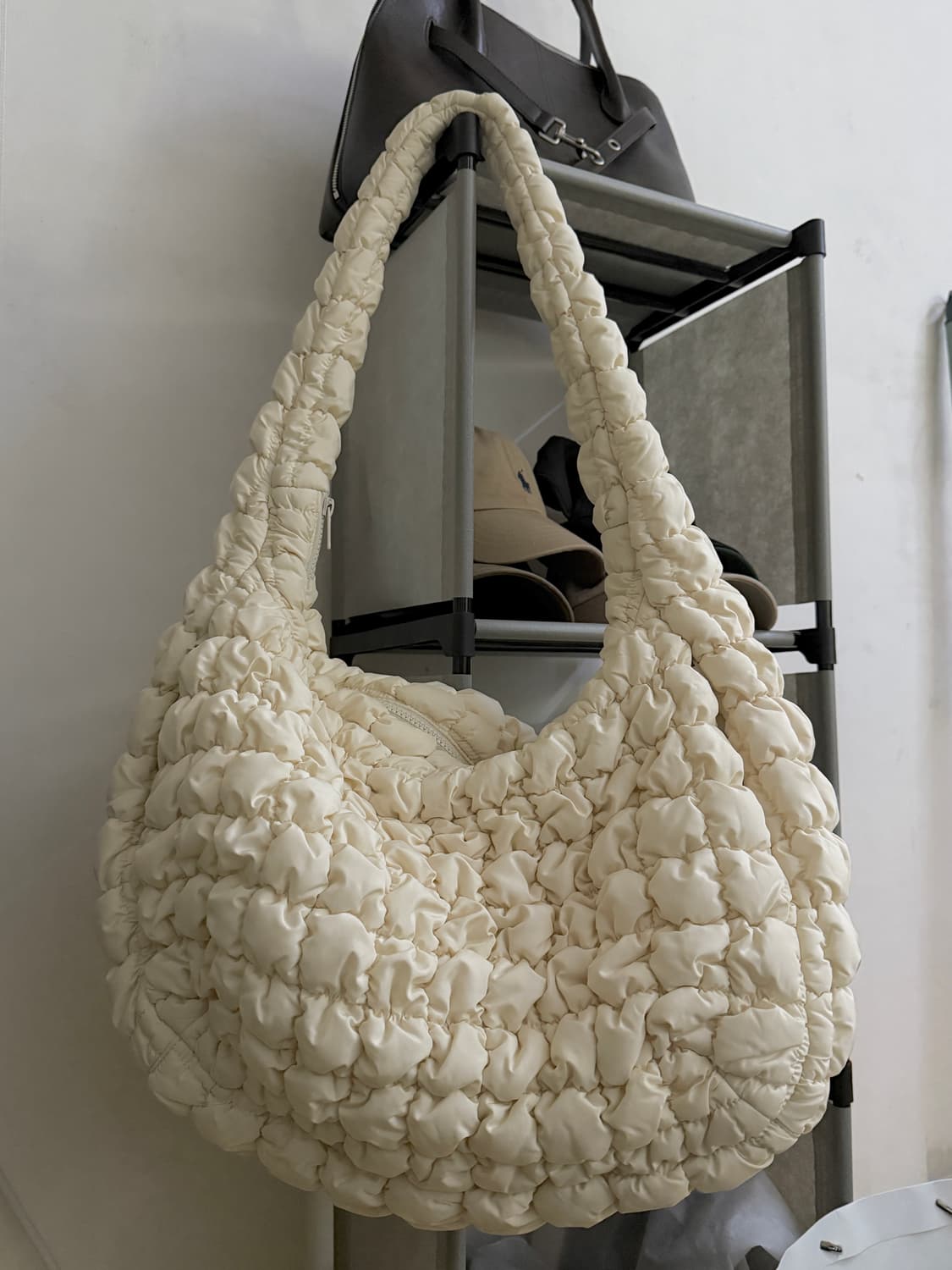 COS 코스 퀼티드 구름백 아이보리 상품이미지1