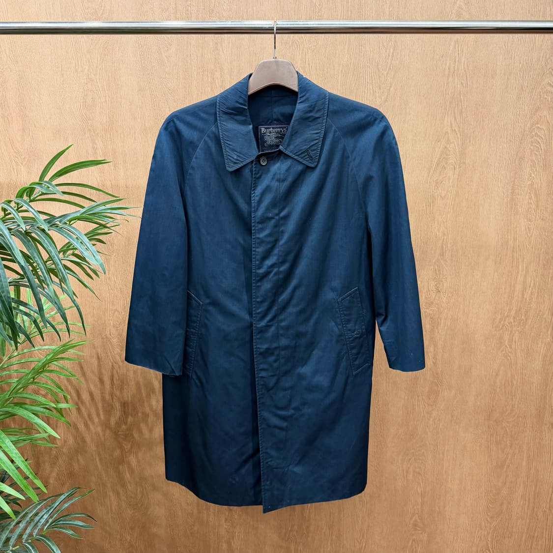 버버리 싱글 브레스트 맥 코트 레글런 슬리브 히든 버튼 디테일 네이비 상품이미지1