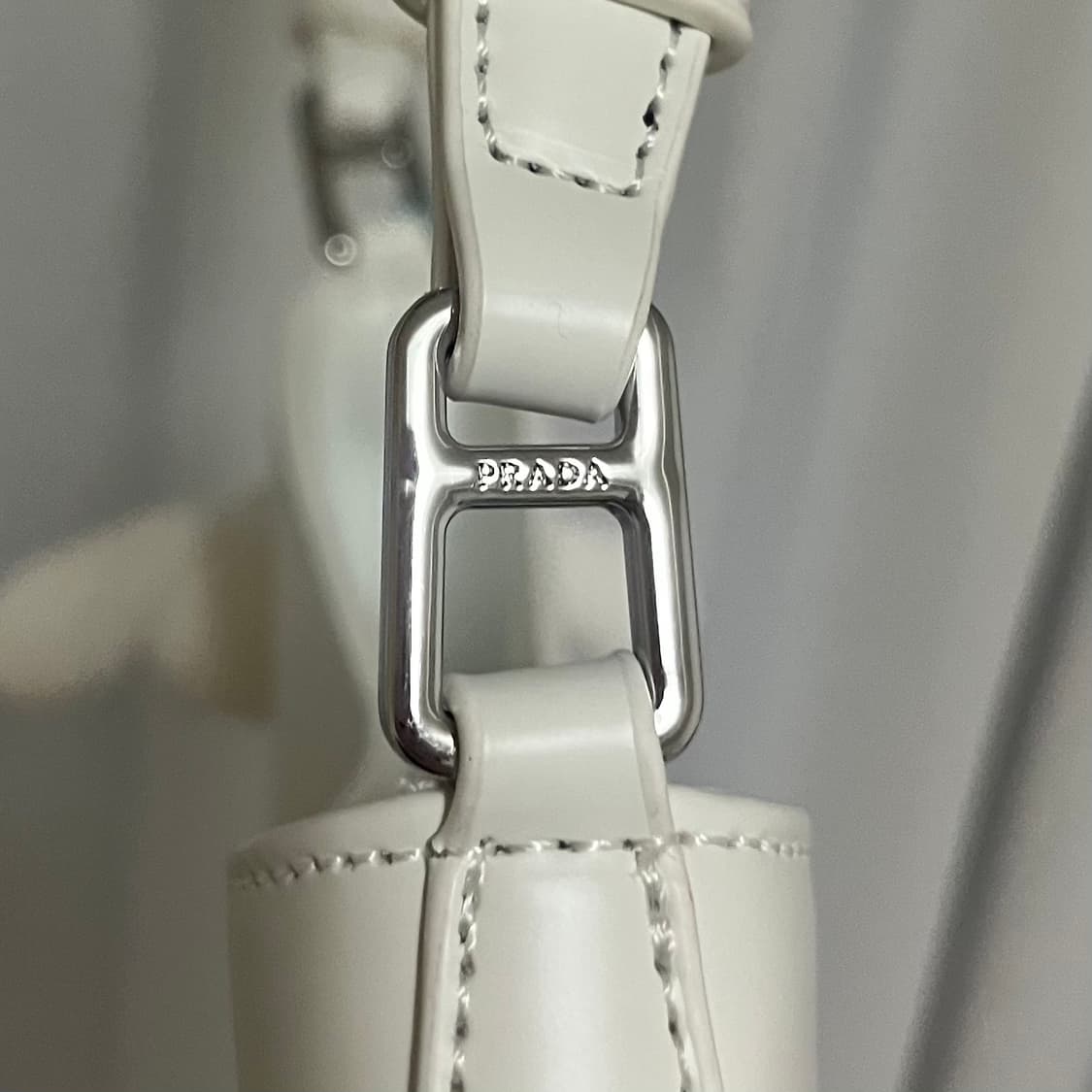 프라다 클레오 화이트 숄더백 스몰 상품이미지4