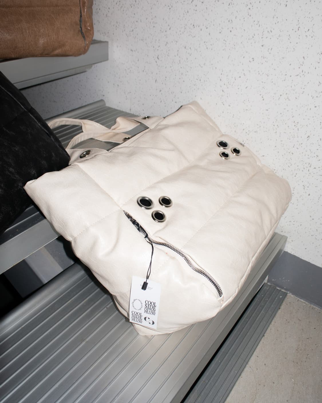 쿨사이드오브더필로우 MY EYELET TRAVEL BAG 크림색 상품이미지8