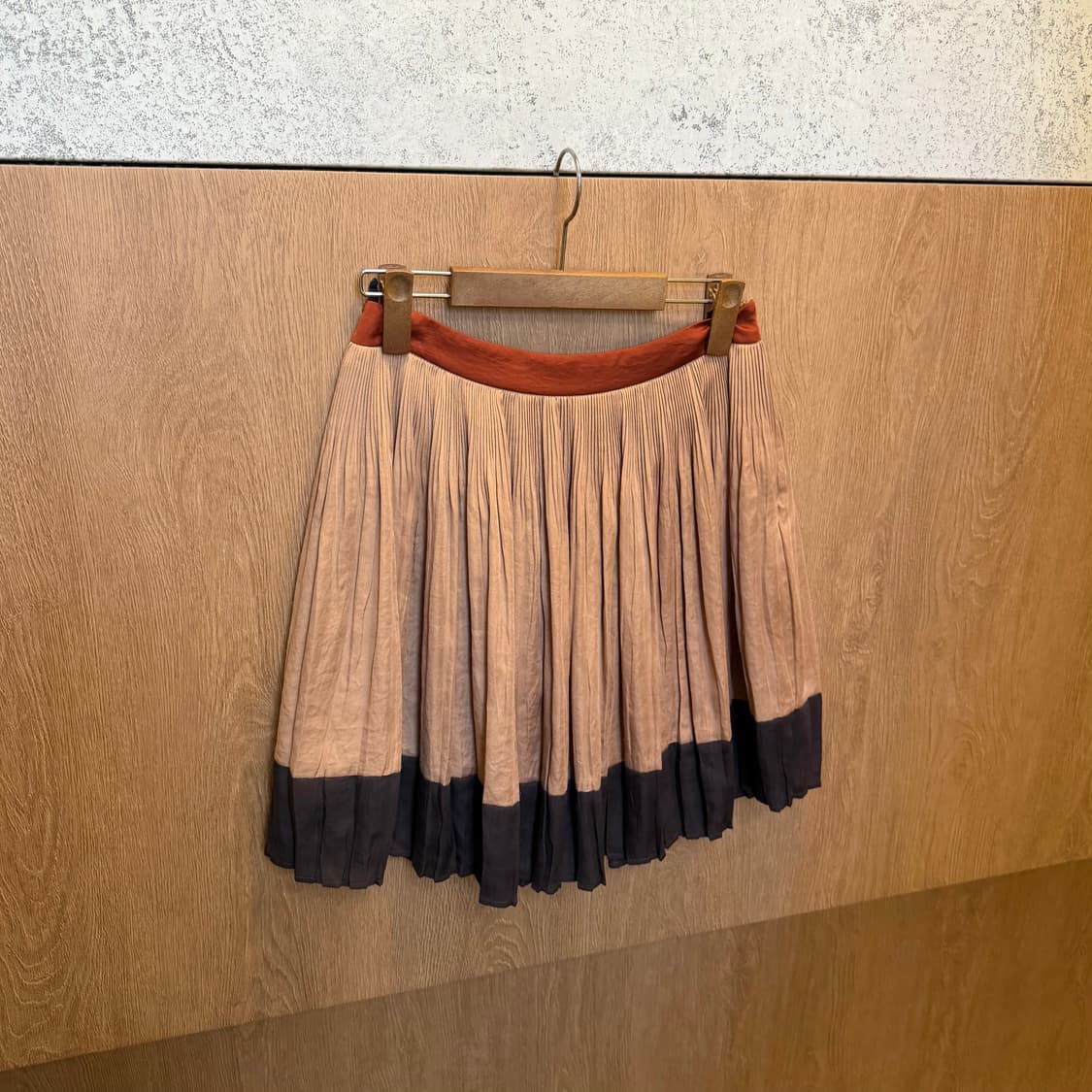 랑방 플리츠 미디 스커트 블랙 배색 디테일 플레어핏 베이지 브라운 상품이미지4