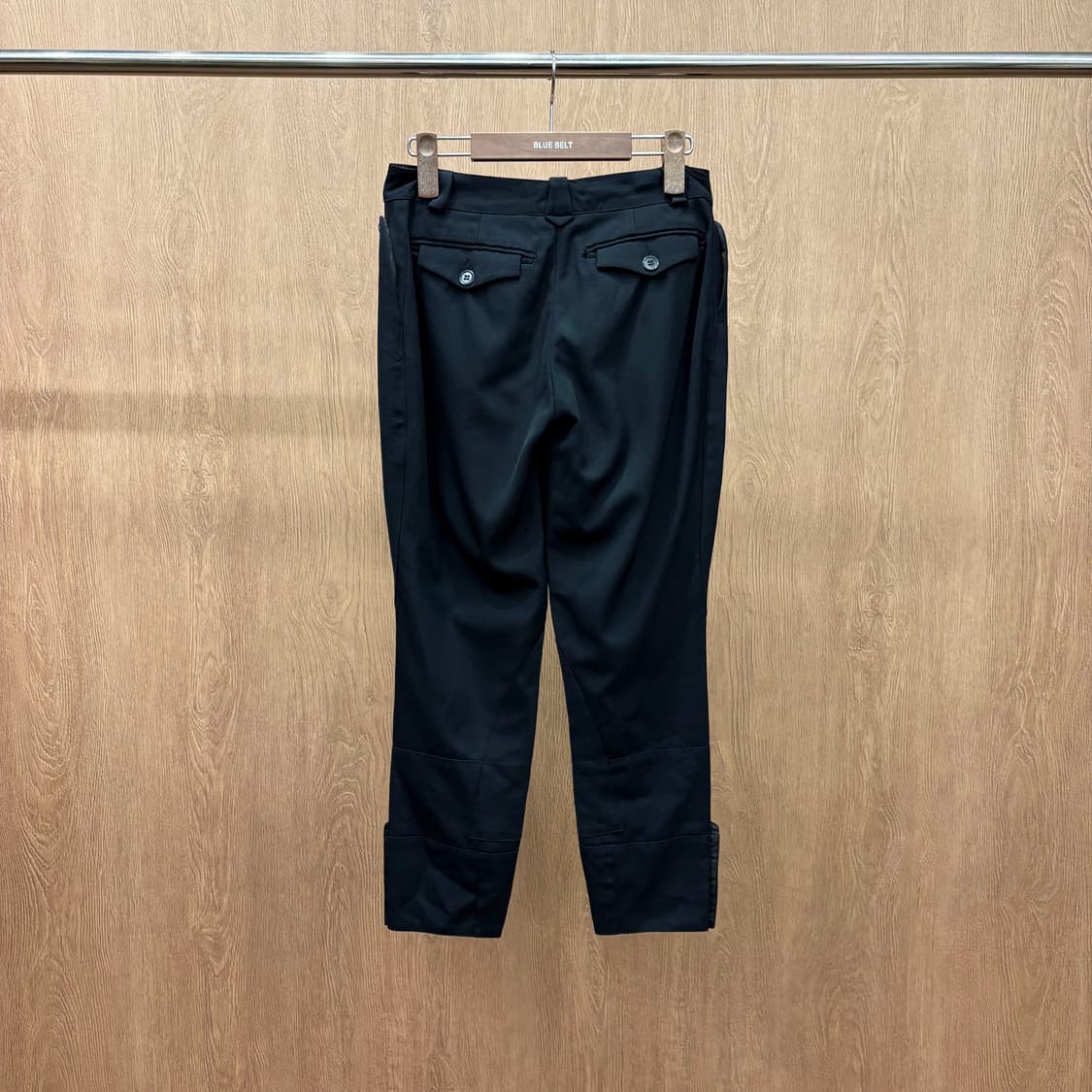 끌로에 7부 슬림 스트레이트 테일러드 팬츠 멀티 버튼 포켓 디테일 블랙 상품이미지3