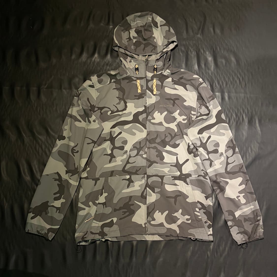 파타고니아 카모 후드 바람막이 상품이미지1