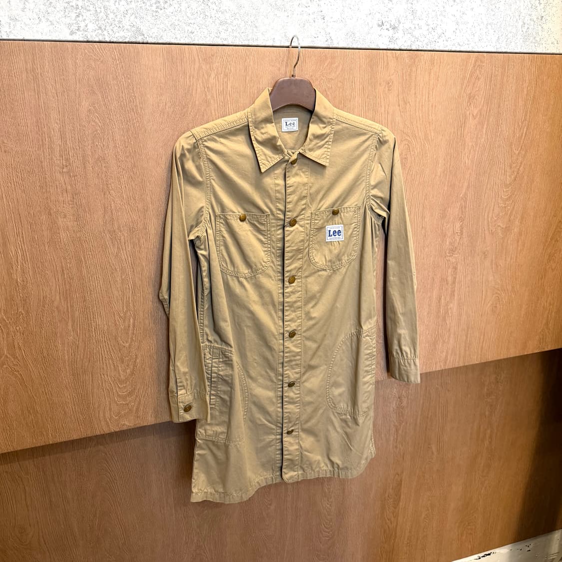 Lee 워크 롱 셔츠 자켓 로고 패치 사이드 포켓 디테일 베이지 상품이미지1