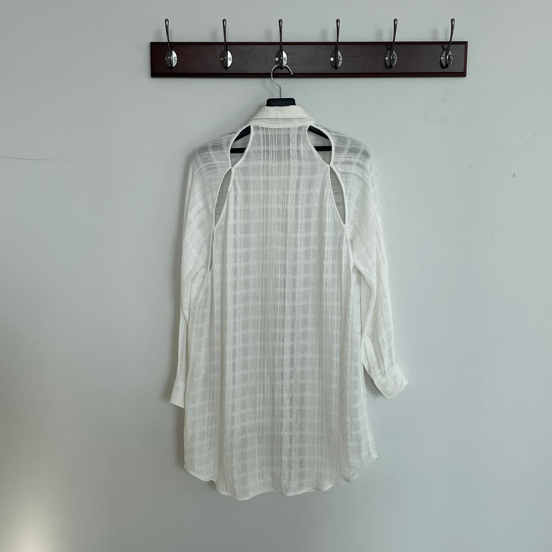 산드로 화이트 백 컷아웃 체크 롱 셔츠 상품이미지3