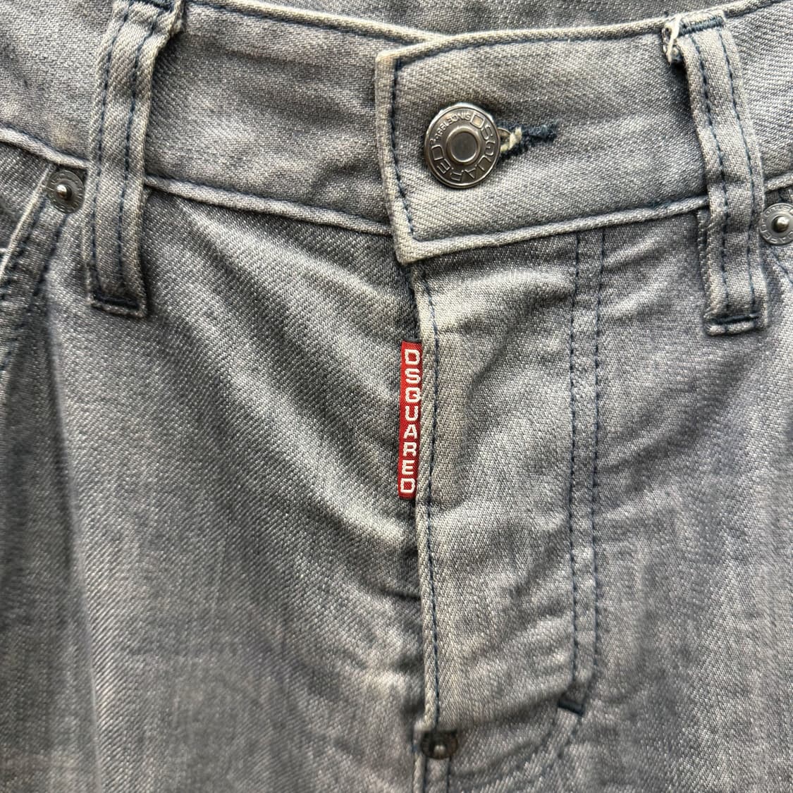 디스퀘어드2 데님 팬츠 레드 탭 포켓 스터드 슬림 스트레이트핏 그레이 상품이미지6
