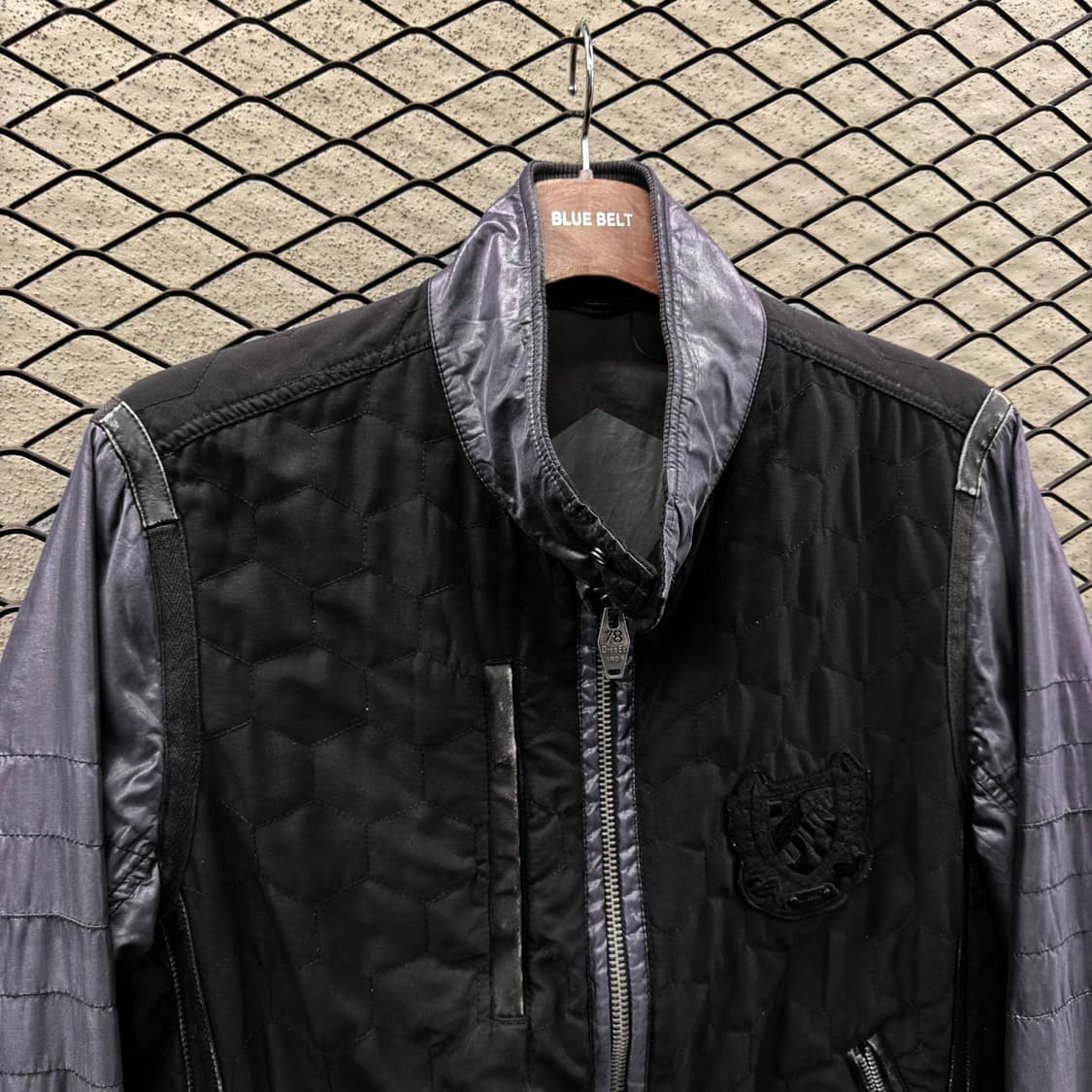 디젤 듀얼톤 블루종 자켓 퀼팅 샤이니 나일론 자수패치 디테일 블랙 상품이미지3