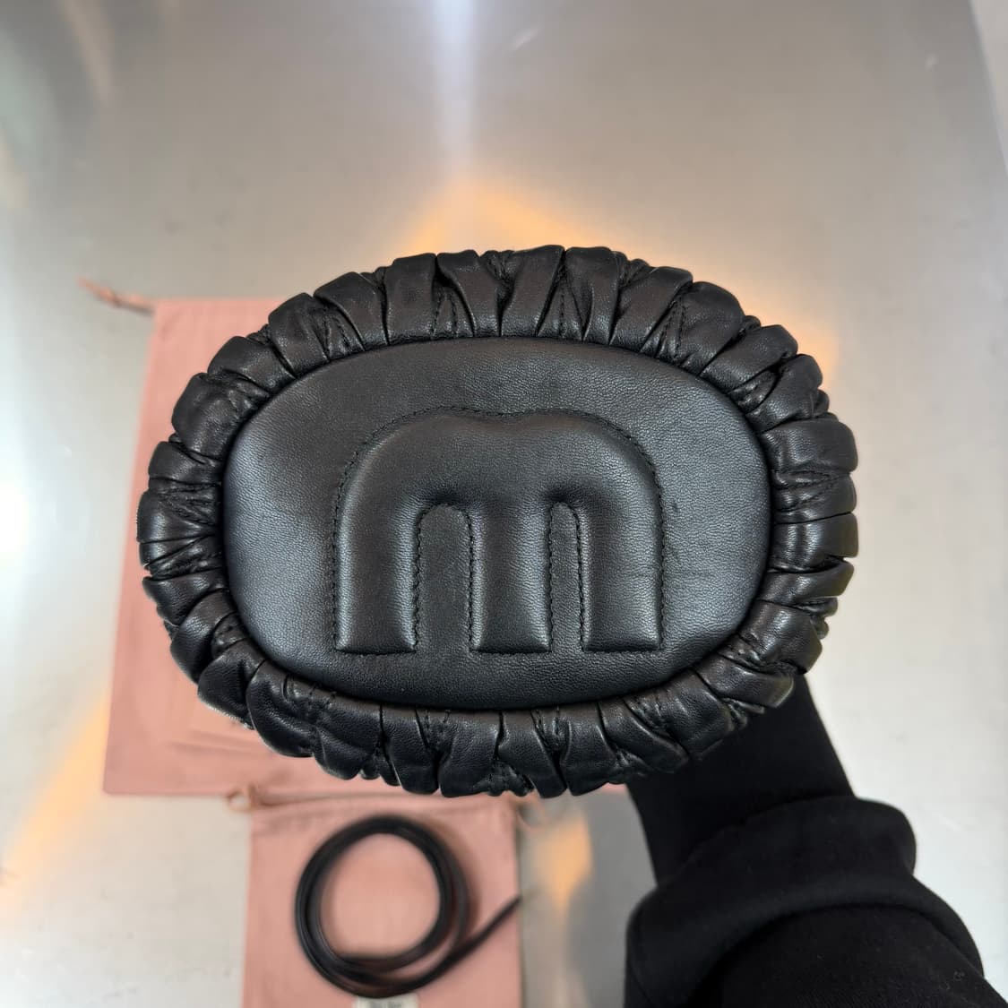 [리오브전포점] 미우미우 마테라쎄 가죽 버킷백 블랙 상품이미지3