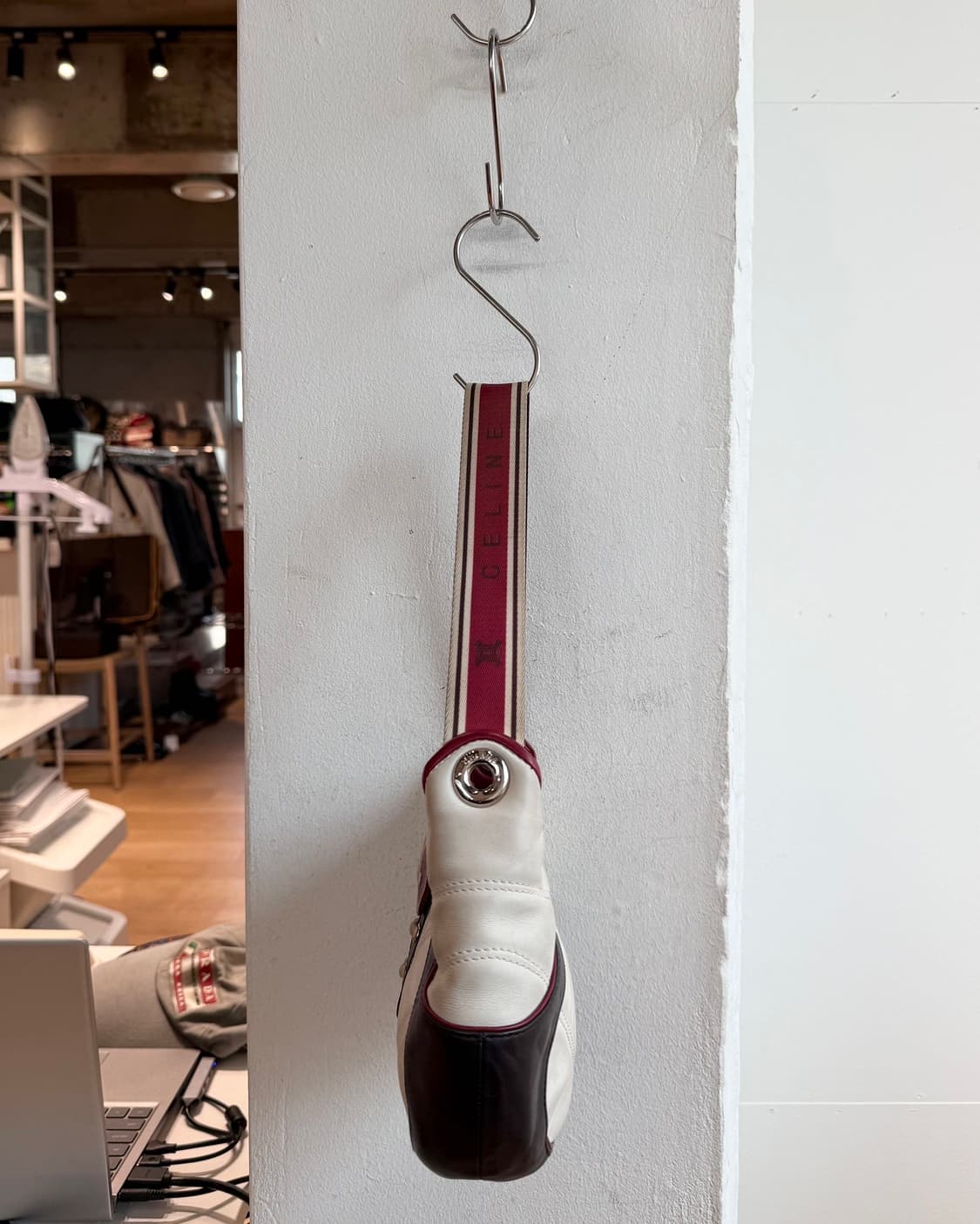 셀린느 화이트 레드 2002 피파 월드컵 레더 숄더백  상품이미지4