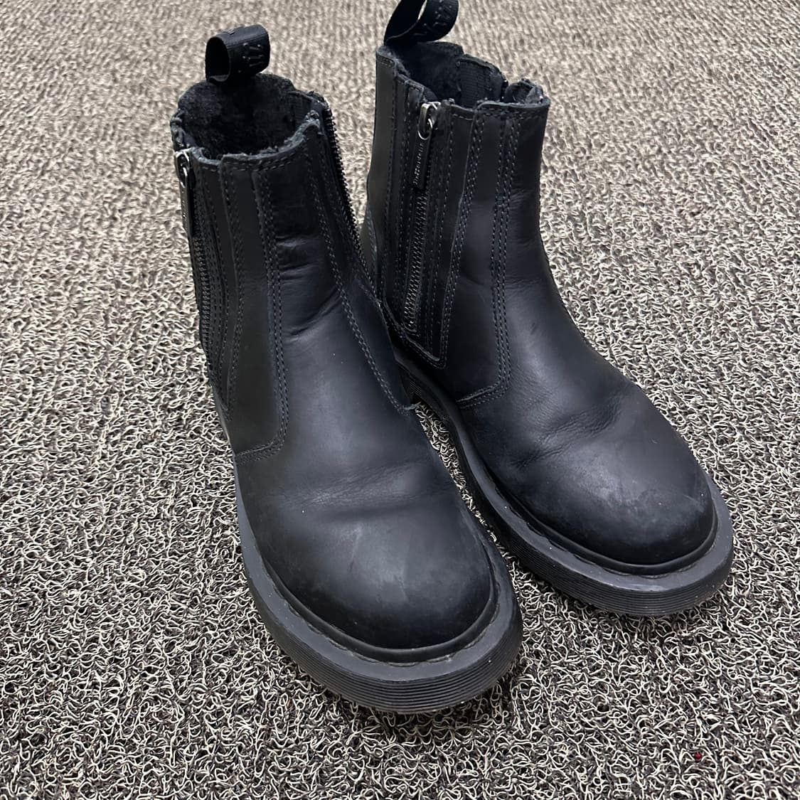 닥터마틴 2976 앨리슨 미들 하프 워커 부츠 블랙 240 상품이미지1